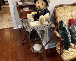 Pedestal, Bear