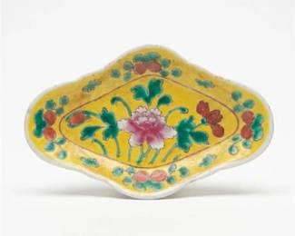 0425 Chinese Export Famille Rose Yellow Ground Porcelain Dish