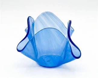0197 Lynn Studio Art Glass Draped Handkerchief Vase
