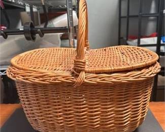 0403 Vintage Willow SplitLid Picnic Basket, Center Handle