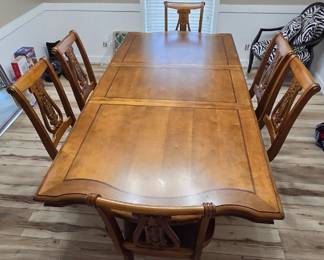 Gorgeous Dining Table with Leaf INSERTED and 6 chairs