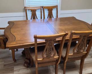 Gorgeous Dining Table with Leaf and 6 Chairs