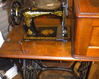 Antique treadle Singer... its beautiful