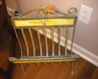 Folding magazine holder