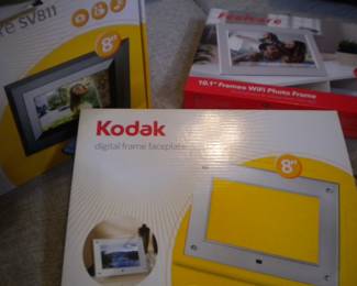 Electronic photo frames