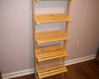Leaning display shelf