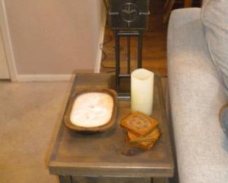 2 matching lamp tables and 2 lamps
