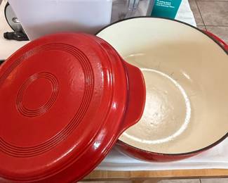 Le Creuset Signature Round Dutch Oven second image