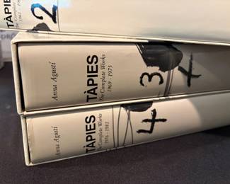Volume 1 (1943–1960): Features his early surrealist and Dau al Set periods.Volume 2 (1961–1968): Documents the height of his matter painting (pintura matèrica) era.Volume 3 (1969–1975): Covers works spanning the decline of the Francoist regime.Volume 4 (1976–1981): Explores his artistic output during the Spanish transition to democracy.