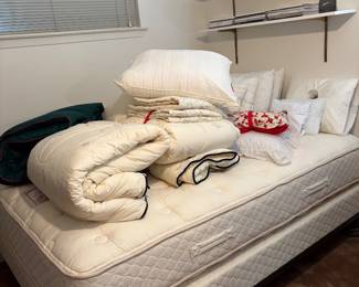 Queen size bed in great condition 