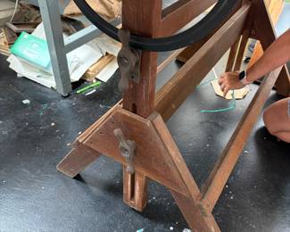 Highly sought-after pieces feature heavy, ornate cast-iron bases (like the famous 1920s "American Eagle" or Art Nouveau industrial designs) with mechanical flywheels or hand-crank adjustments
