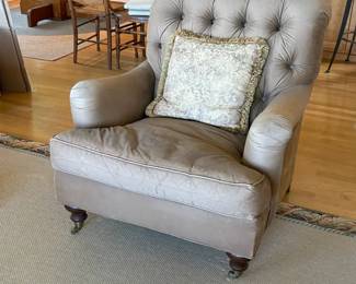 Cozy Tufted Brown Arm Chair