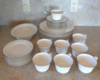 Noritake Ivory China Heather pattern 7548 8 Piece Setting
