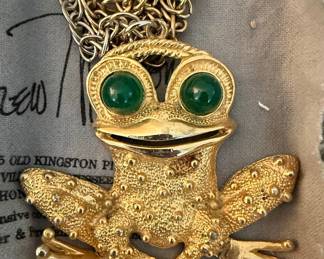Gold-Tone Frog Pendant Necklace with Green Eyes Style