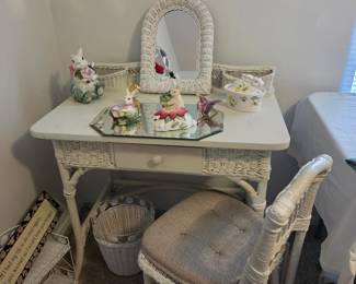 White wicker vanity w chair