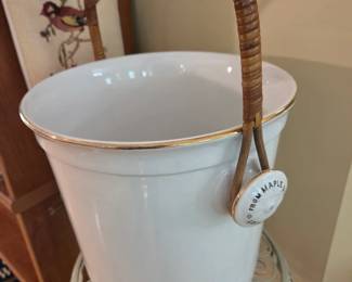 Ice bucket