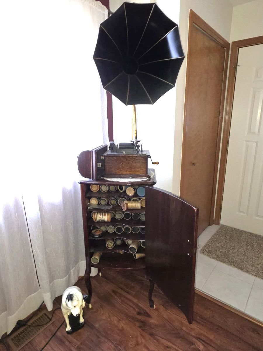 VICTROLA & NIPPER