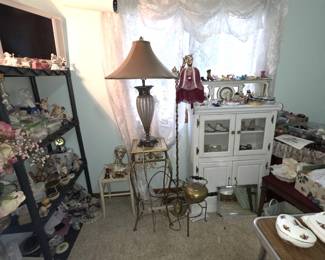Lamp, hutch, knicknacks