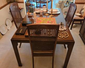 Dining I ng table