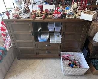 Dresser, Decor