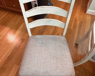 Ashley Furniture Realyn Oval Extendable Dining Set