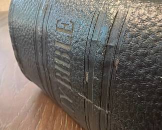 A.J. Holman Pictorial Family Bible, Self-Explanatory Edition, Pronouncing Edition