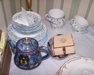 ASSORTED TABLES PORCELAIN SET 