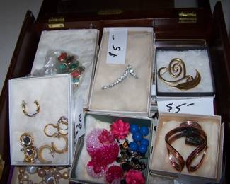 MOMS COSTUME JEWELRY