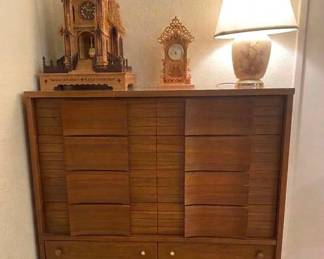 Vintage chest of drawers (set includes dresser with mirror)