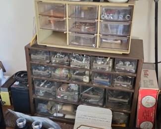 Assorted screws holder 