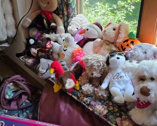 Assorted stuffed animals 