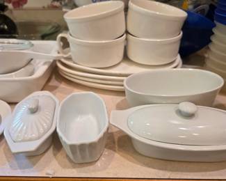 Assorted baking dishes 