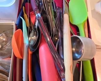 Assorted utensils 