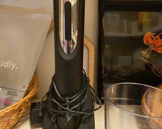 Electric wine bottle opener 