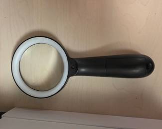 Lighted magnifying 