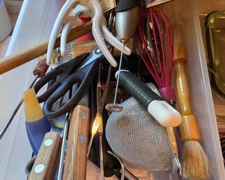 Assorted utensils 