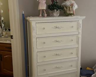 Shabby/ chic dresser