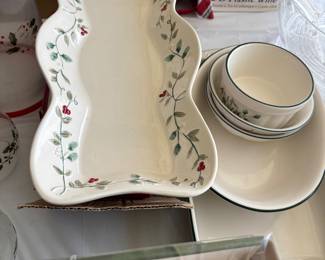 Holiday dishes / set of 12