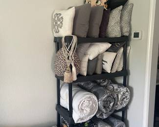 lots of linens 