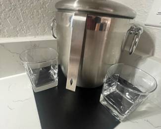BOUGIE BAR WARE AT THIS ONE !!