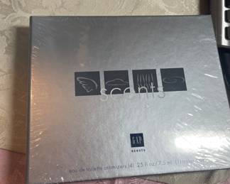NEW SEALED VINTAGE GAP PERFUME SAMPLER   VERY RARE !!