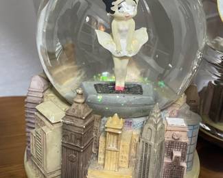 betty boop - new york marilyn snow globe 