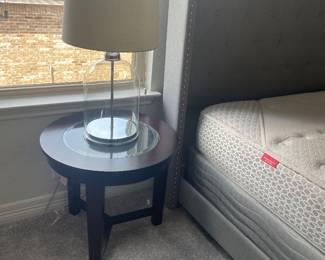 2 end tables and matching lamps 