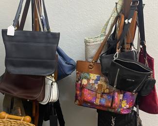 SO SO  MANY PURSES AT THIS SALE     