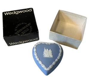 Wedgwood blue jasperware heart-shaped trinket bo