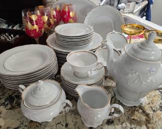 Wawel porcelai Poland. Complete service for 8 plus servig pieces