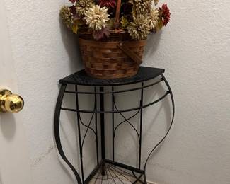 CORNER TABLE
