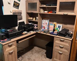 NICE OFFICE CORNER DESK WITH RIBBED GLASS