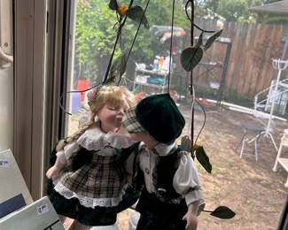KISSING DOLLS