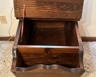 Ethan Allen Old Tavern Dough Box End Table